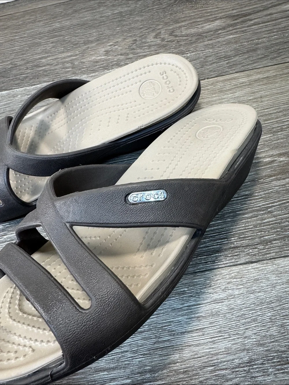 CROCS Women’s Beige Footbed Dark Brown Crossover Strap Sandals Sz 9 (h154)